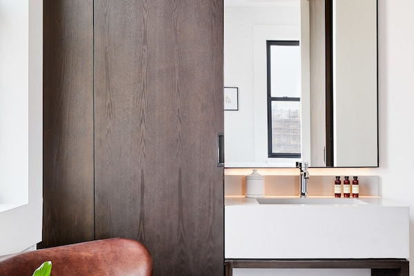 Peti besi dalam bilik, langsir/tirai gelap terus, kalis bunyi