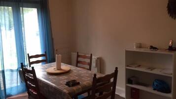 Fridge, microwave, oven, coffee/tea maker