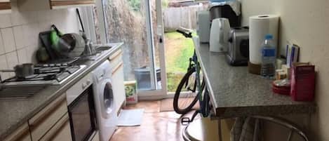 Réfrigérateur, micro-ondes, four, cafetière/bouilloire