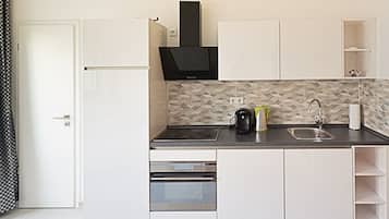 Frigorífico grande, microondas, horno y placa de cocina