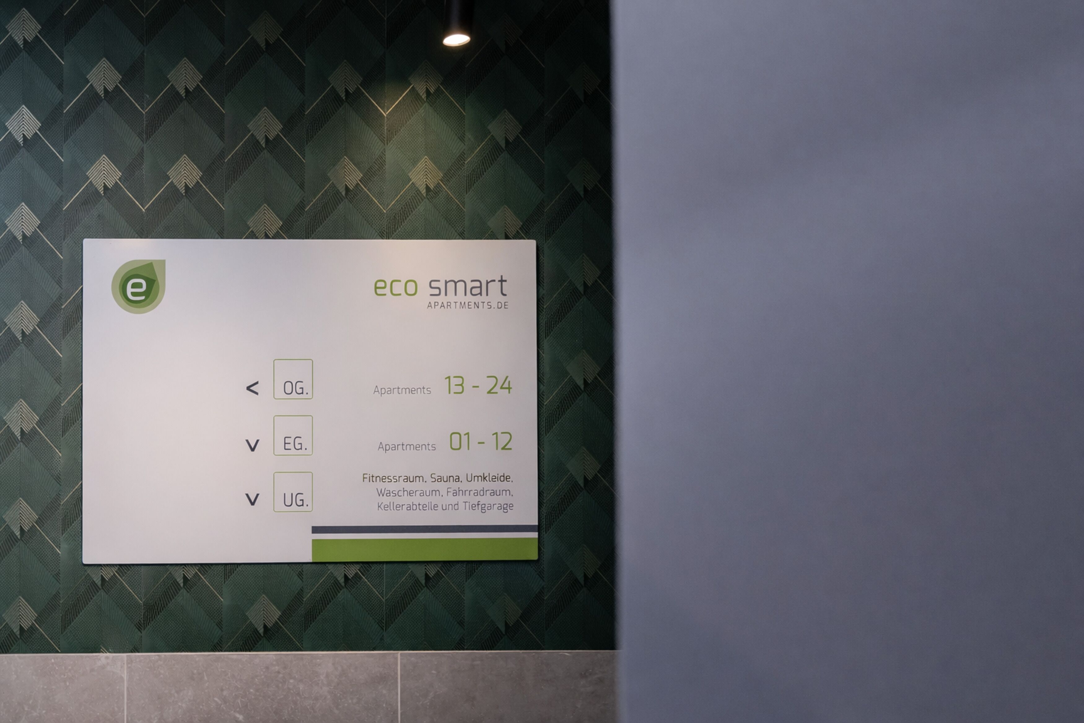 Placa de apartamentos eco inteligentes, com opções de quartos e comodidades.