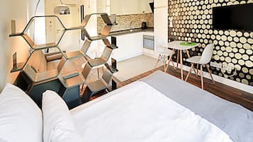 Estudio superior, balcón | 1 dormitorio, escritorio, tabla de planchar con plancha y wifi gratis