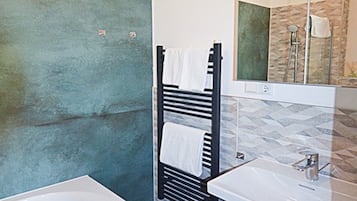 Superior Studio Apartment with balcony | Bathroom | Hair dryer, towels
