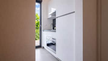 Comfort Studio Apartment with balcony | Private kitchen | Full-sized fridge, microwave, oven, stovetop
