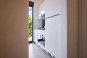 Comfort Studio Apartment mit Balkon | Eigene Küche | Großer Kühlschrank, Mikrowelle, Ofen, Herdplatte