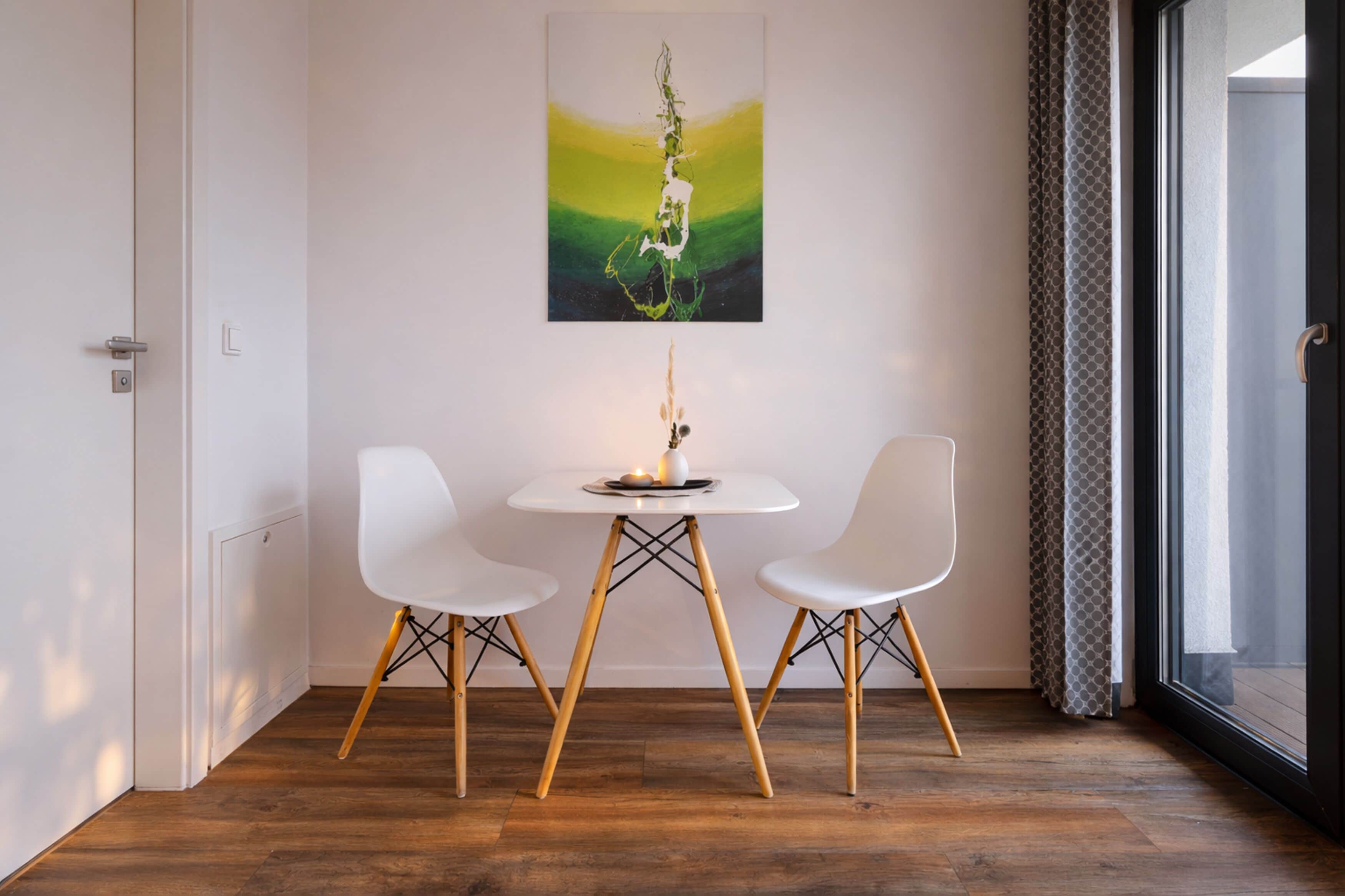 Superior Studio Apartment mit Balkon | Essbereich im Zimmer