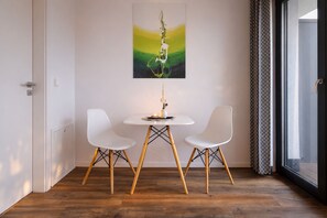 Estudio superior, balcón | Servicio de comidas en la habitación