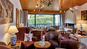 Lobby-lounge