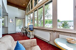 TV a schermo piatto 42 pollici con canali via cavo, TV