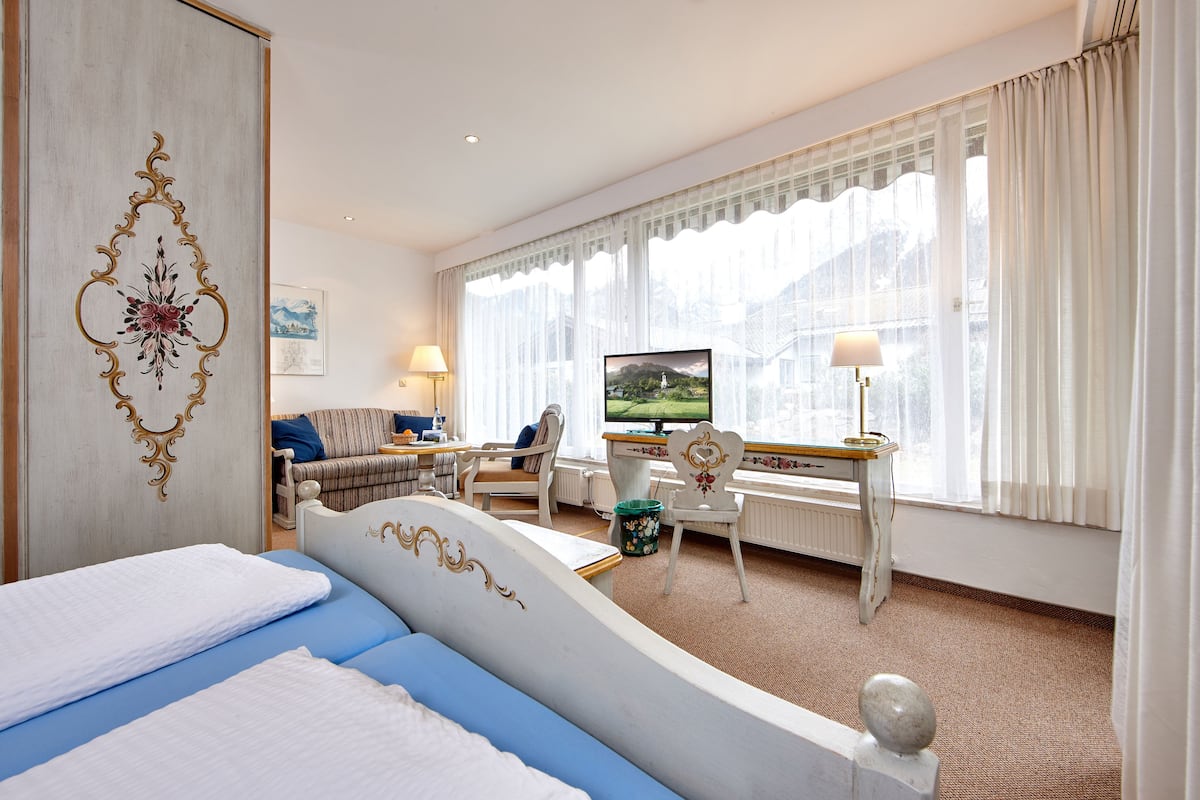 Comfort studio, niet-roken, uitzicht op bergen | Hypoallergeen beddengoed, een kluis op de kamer, een bureau