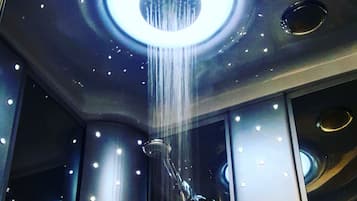 Suite Deluxe, bain Ă remous | Douche de la salle de bain