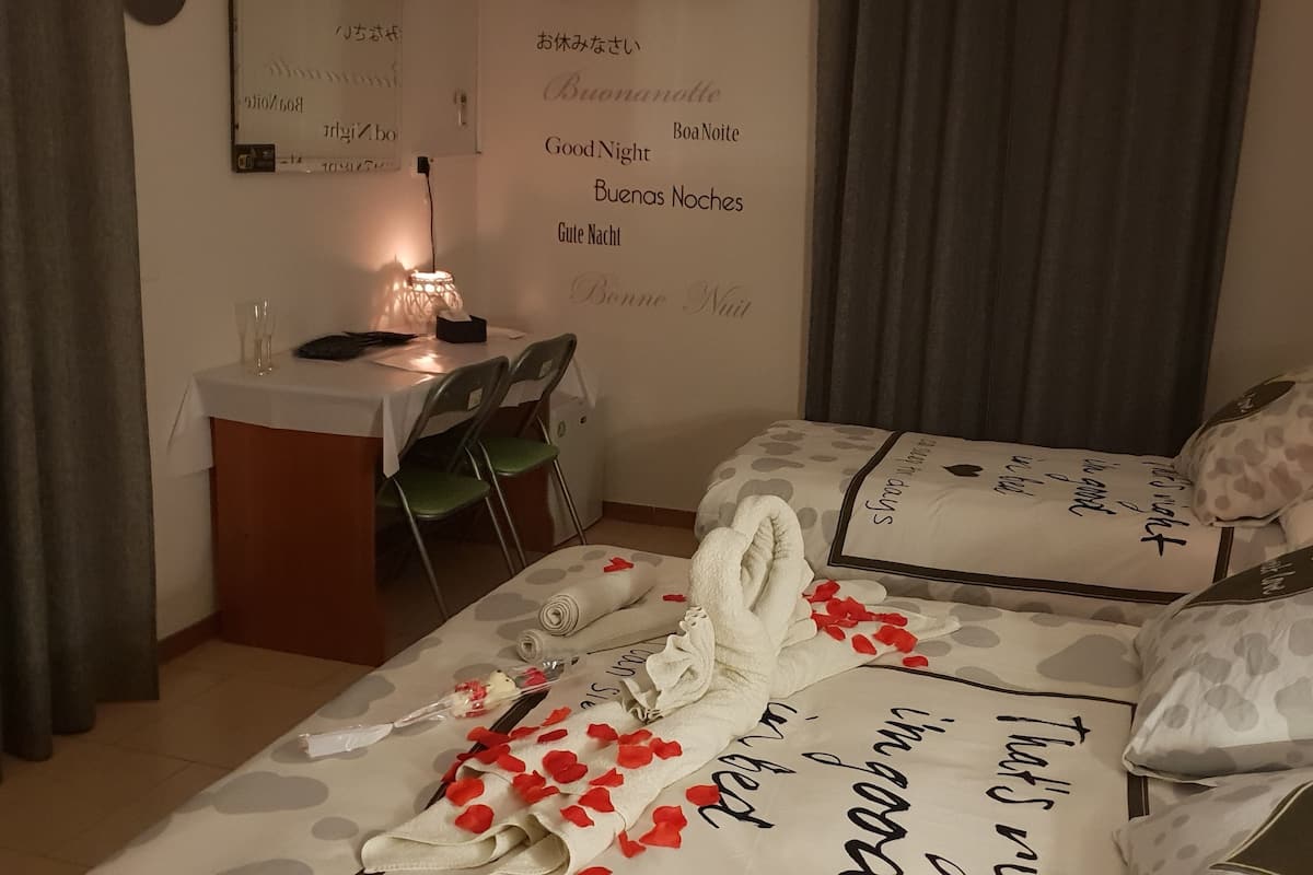 Klassieke driepersoonskamer, en-suite badkamer | 1 slaapkamer, luxe beddengoed, een minibar, gratis wifi