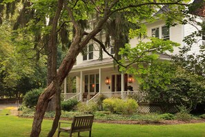 Front of property - The White Oak Inn (Danville)