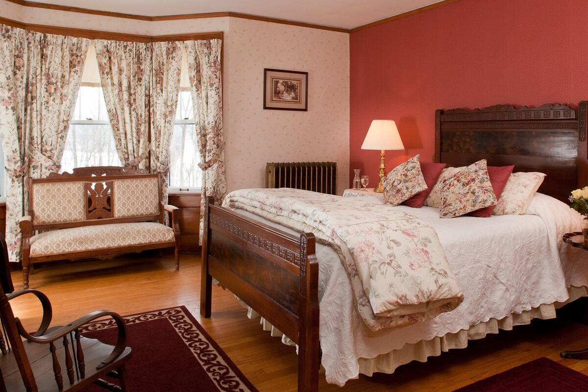 Double Room, 1 King Bed | Premium bedding, iron/ironing board, WiFi (free), individually decorated