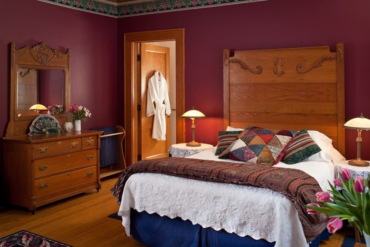 Double Room, 1 King Bed, Jetted Tub, Ground Floor | Premium bedding, iron/ironing board, WiFi (free), individually decorated