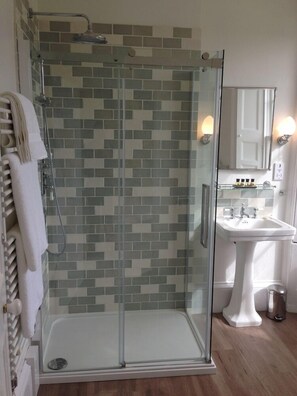 Luxury-Doppelzimmer | Badezimmer | Dusche, Regendusche, kostenlose Toilettenartikel, Haartrockner