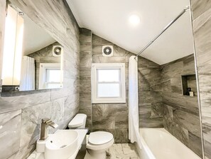 Upper Lodge Suite - King Bed w/ Sofabed | Bathroom | Shower, free toiletries, towels - Penn Lodge Hotel & Suites (Feasterville-Trevose)