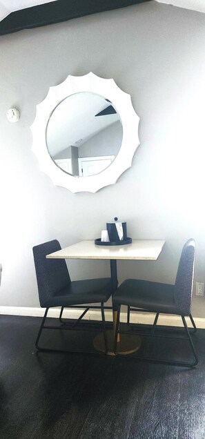 Upper Lodge Suite - King Bed w/ Sofabed | Living area