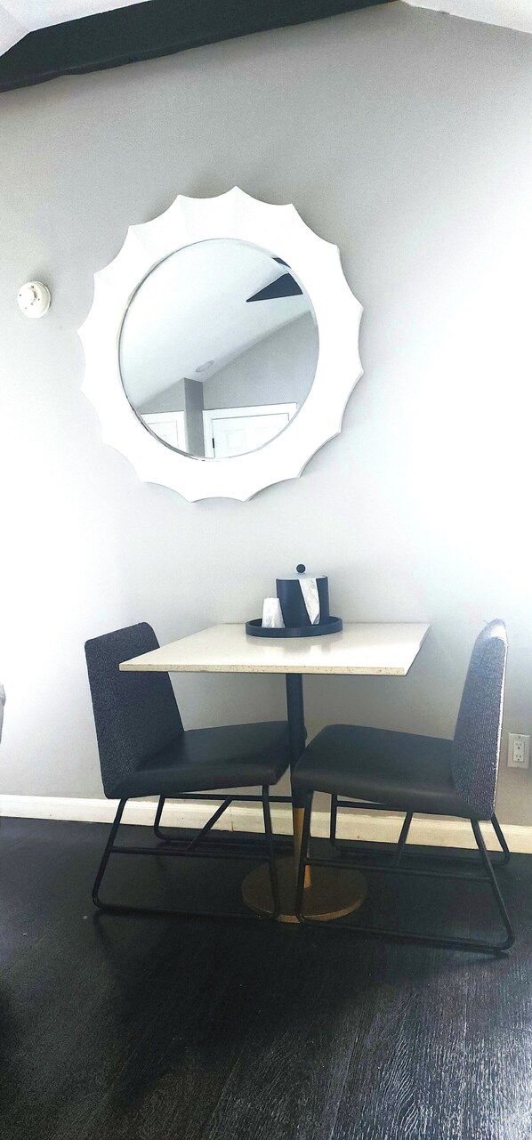 Upper Lodge Suite - King Bed w/ Sofabed | Living area