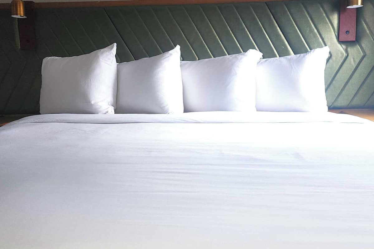 Suíte estúdio exclusiva, 1 cama King, para não fumantes | Roupas de cama premium, edredons de pluma, cortinas blackout