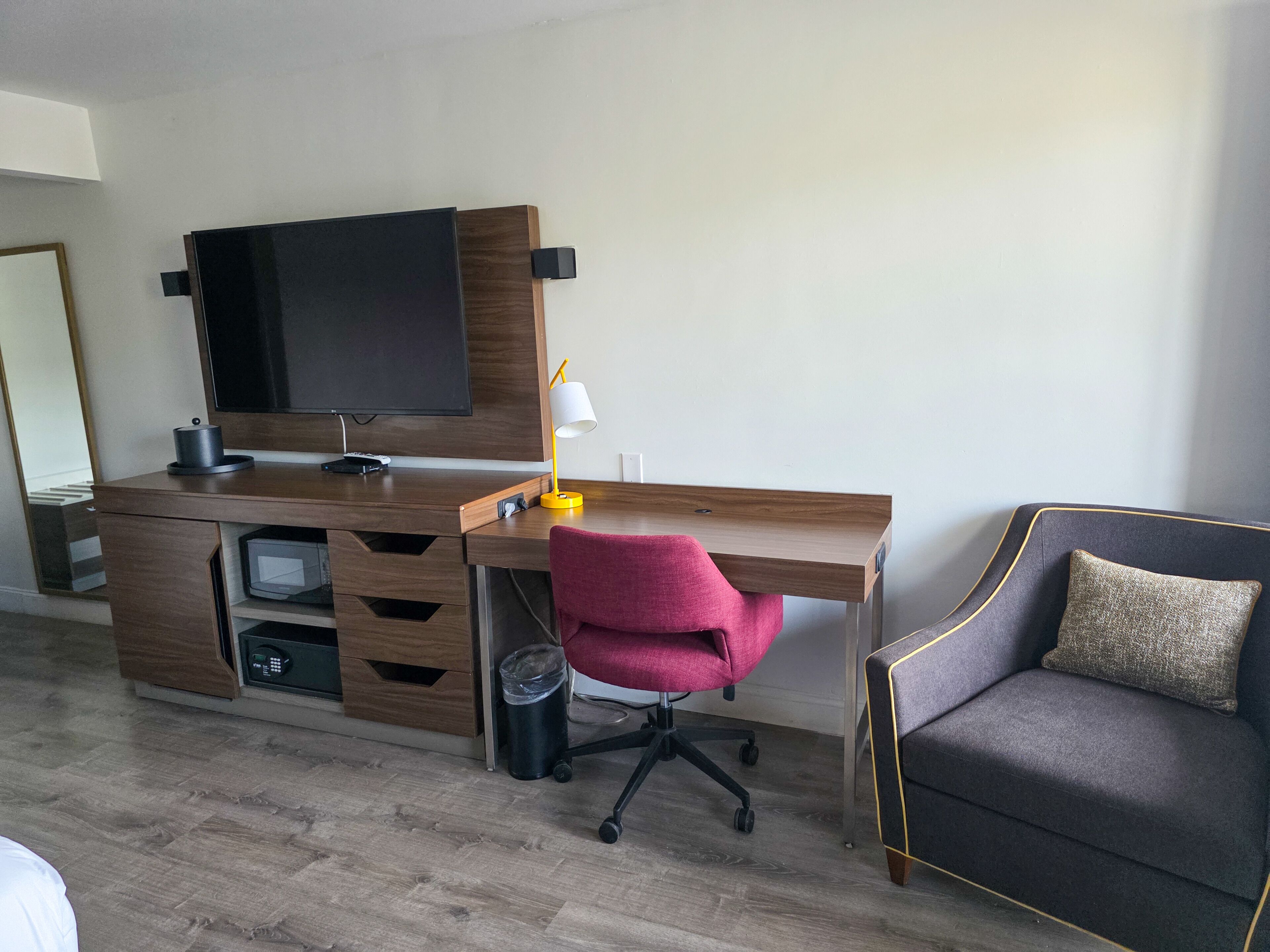 Suite, King Bed w/ Sofabed