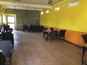 Bữa sáng kiểu Âu hàng ngày với phụ phí nhỏ 