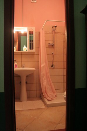Romantic Double Room | Bathroom | Shower, free toiletries, hair dryer, slippers - B&B Su Maimoni (Iglesias)