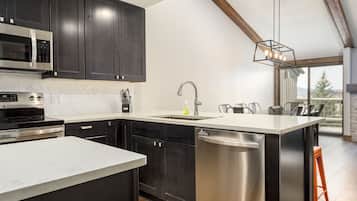 Stadtwohnung, 3 Schlafzimmer | Eigene Küche | Kühlschrank, Mikrowelle, Ofen, Geschirrspüler