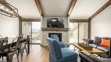 Stadtwohnung, 3 Schlafzimmer | Wohnbereich | Flachbildfernseher