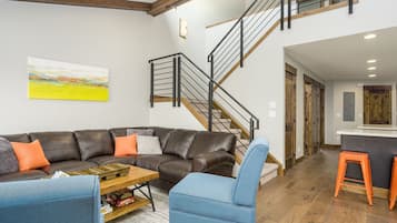 Stadtwohnung, 3 Schlafzimmer | Wohnbereich | Flachbildfernseher