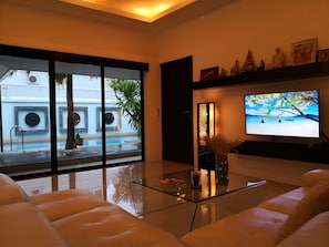 Family Villa with Private Pool | Salle de séjour | Téléviseur à écran plat de 49 po avec télévision par cùble, téléviseur