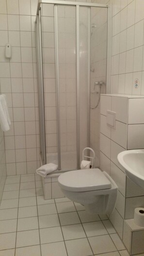 Douche, articles de toilette gratuits, sèche-cheveux