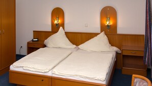 Desk, iron/ironing board (on request), cribs (surcharge) - Börse Coswig (Coswig)