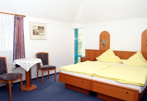 Escritorio, tabla de planchar con plancha y cunas 