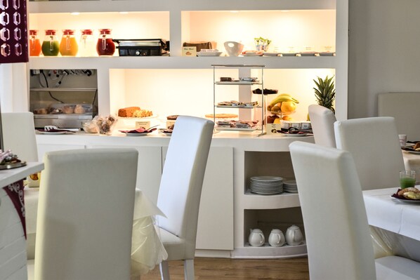 Petit déjeuner buffet (8 EUR par personne)