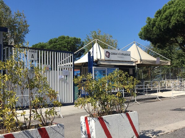 A building with a sign reading "casadellamusica federico I" and a gated entrance labeled "VARCO A". - Hotel Kennedy (Naples)
