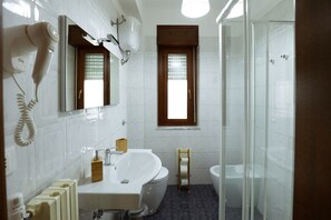 Deluxe dubbelrum | Badrum | Dusch, gratis toalettartiklar, badrock och bidé