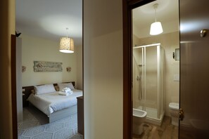Doppia Basic, 1 camera da letto | Biancheria da letto di alta qualità, minibar, una scrivania