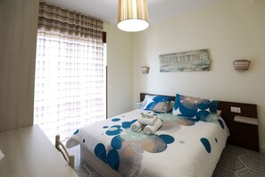 Deluxe dubbelrum | Sängtillbehör av högsta kvalitet, minibar, skrivbord och barnsängar