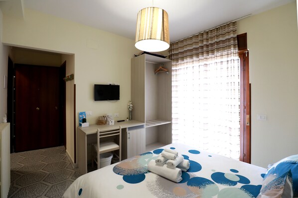 Quarto casal luxo | Roupas de cama premium, frigobar, escrivaninha, berços (sobretaxa)