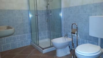 Doccia, set di cortesia gratuito, asciugacapelli, bidet