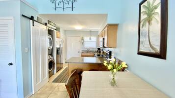 Condo, 2 Bedrooms, Balcony, Partial Ocean View (211) | In-room dining