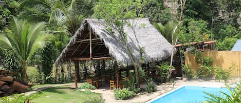 Una piscina al aire libre