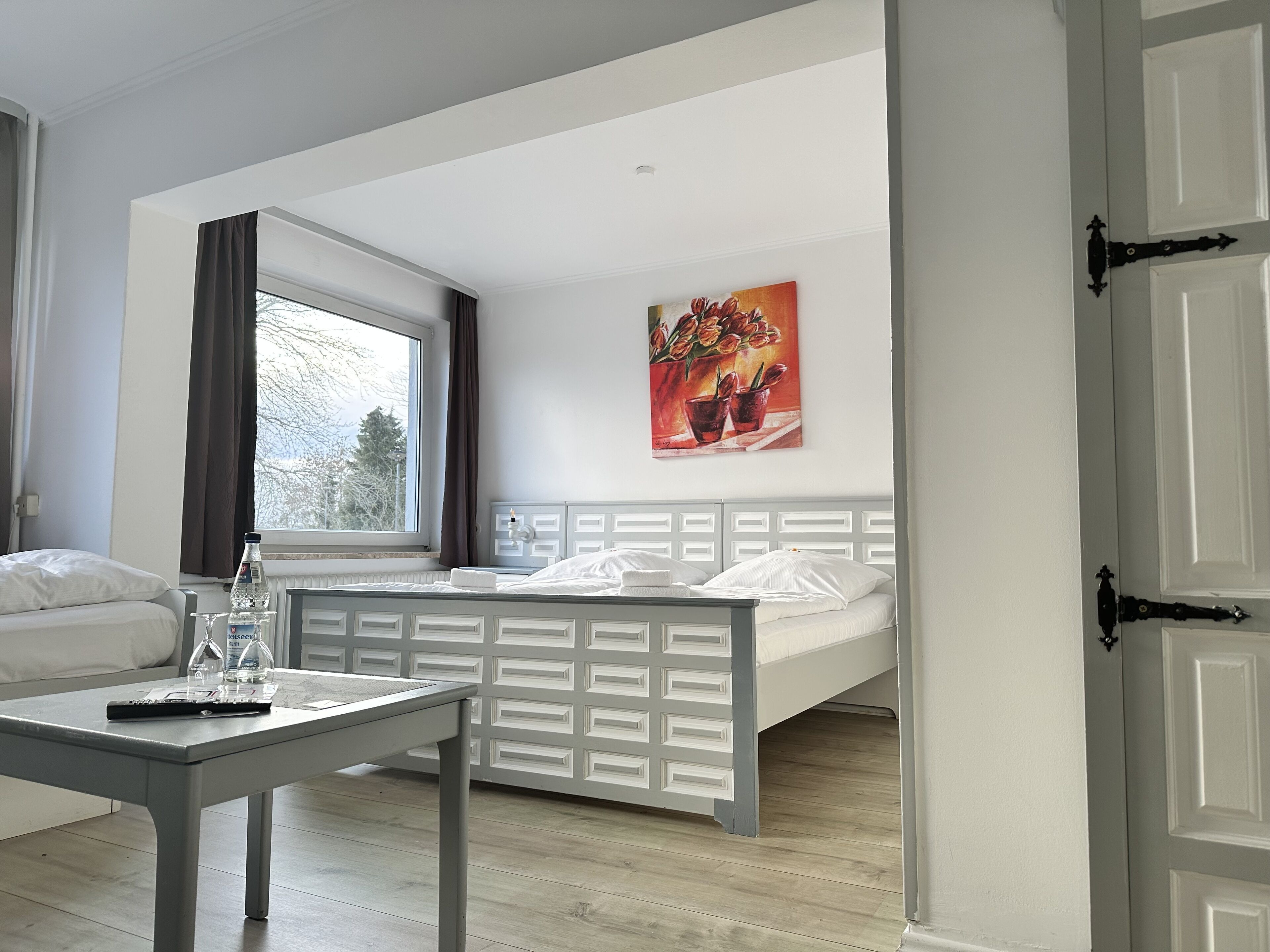 Comfort-Dreibettzimmer | Zimmersafe, Schreibtisch, laptopgeeigneter Arbeitsplatz, Babybetten