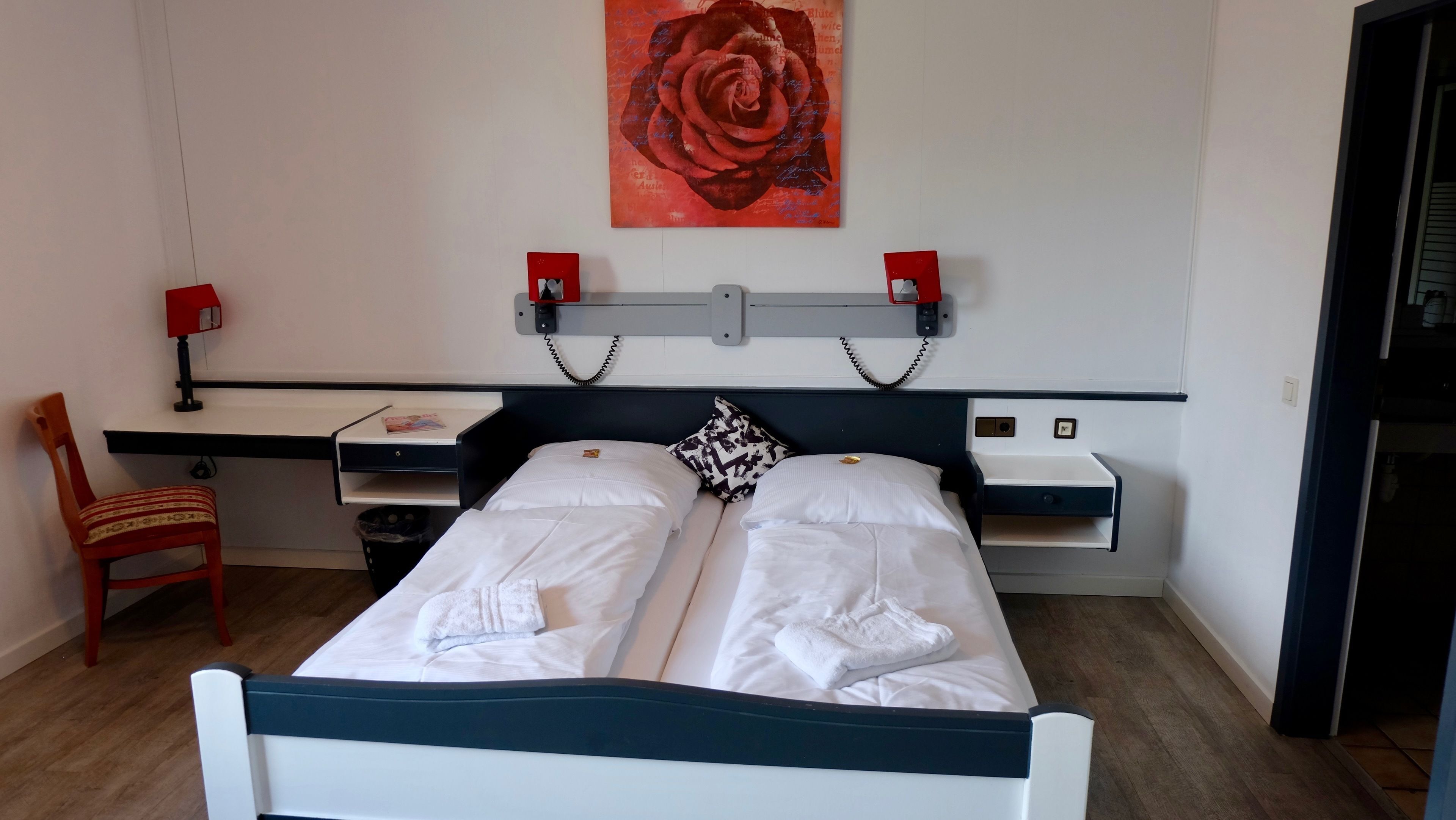 Caja de seguridad en la habitación y escritorio 