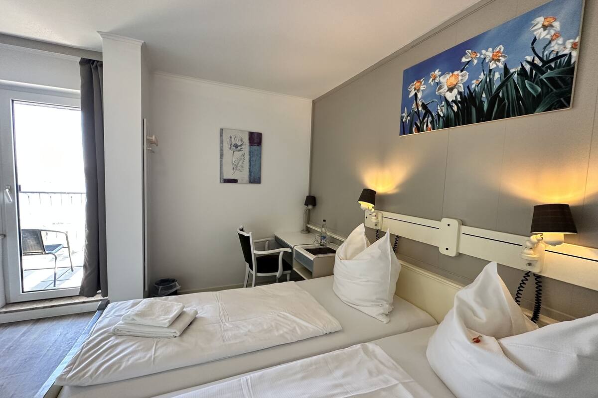 Dobbeltrom – deluxe, balkong (Lake View) | Safe på rommet, skrivebord, skrivebord for bærbar PC og barnesenger