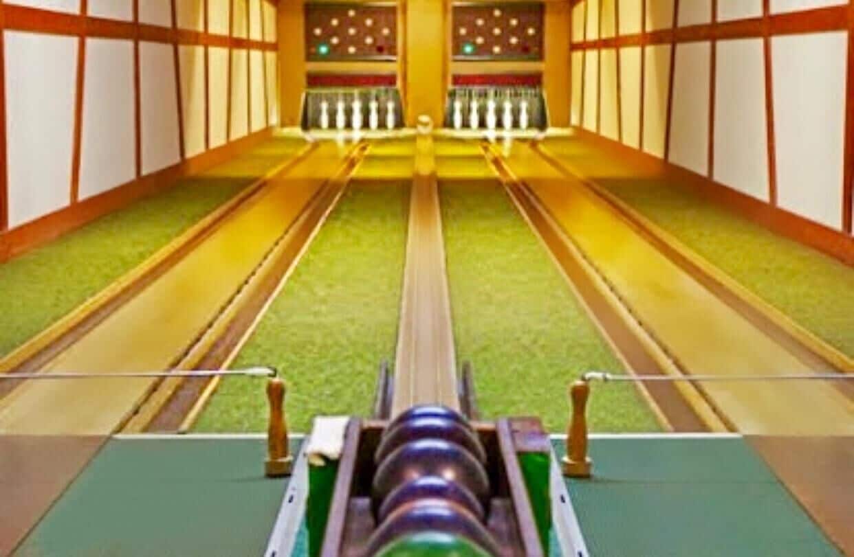 Bolera con pistas, bolos y una bola de bolos.