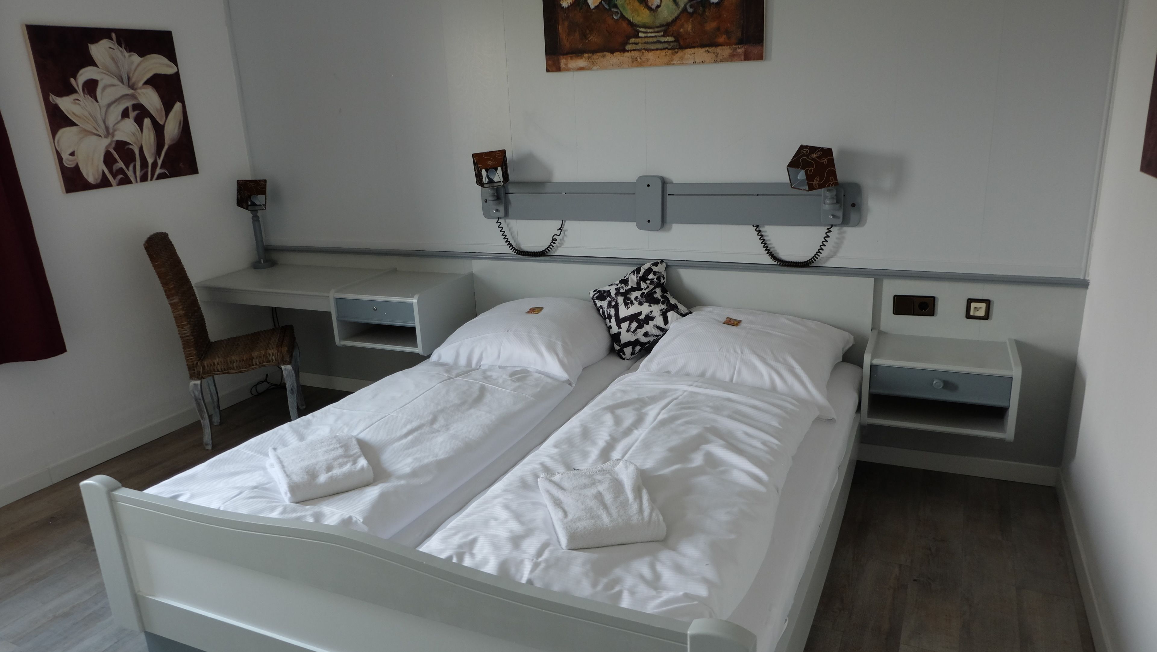 Une chambre d’hôtel avec un lit, un bureau et une chaise.