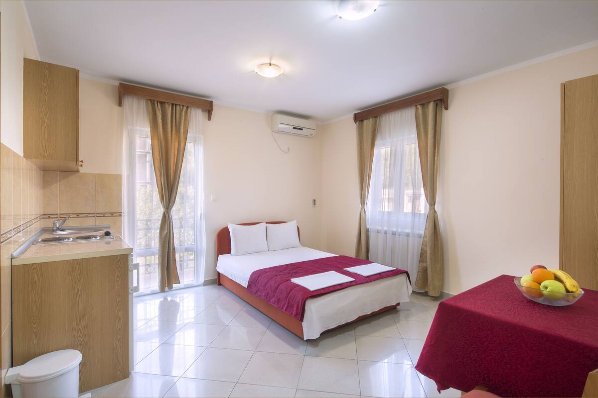Studio (2) | Iron/ironing board, free WiFi, bed sheets