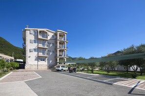 Free self-parking - KONTE (Budva)